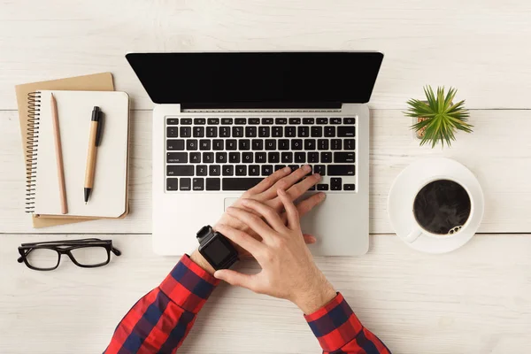 Herrenzeiger und Smartwatch, Draufsicht — Stockfoto