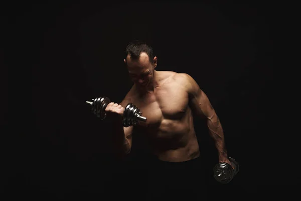 Siłacz sportowe z hantle showes nagie muskularne ciało — Zdjęcie stockowe