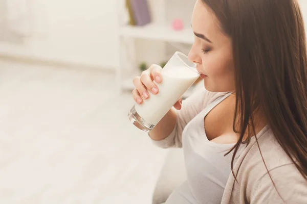 Mulher grávida bebendo copo de espaço de cópia de leite — Fotografia de Stock