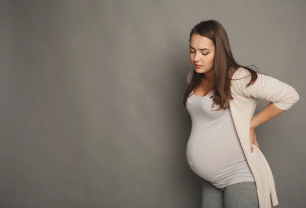 Femme enceinte avec contractions ou maux de dos — Photo