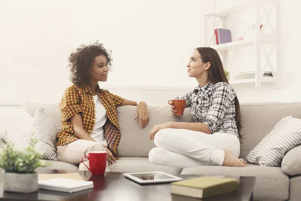 Två unga kvinnliga vänner med kaffe samtala — Stockfoto