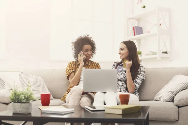 Zwei Frauen online mit Kreditkarte und Laptop — Stockfoto