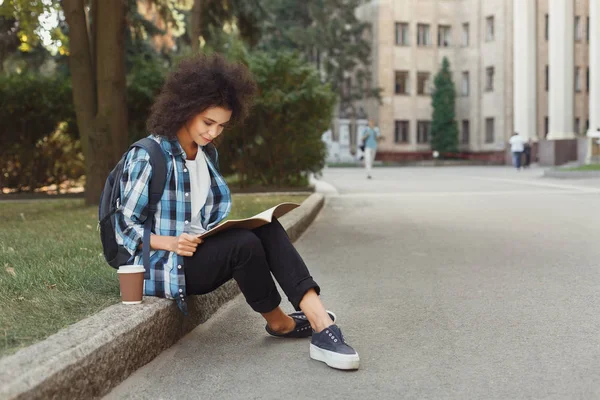 在大学复印空间读笔记的年轻妇女 — 图库照片