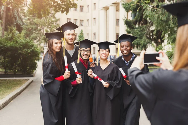 Un grupo de graduados celebrando — Foto de Stock