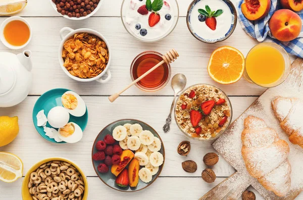 Menú de desayuno continental en la mesa de lana —  Fotos de Stock