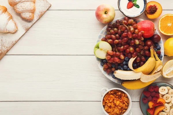 Desayuno fresco y saludable con espacio para copiar frutas —  Fotos de Stock