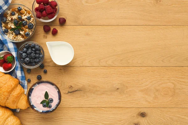 Continental breakfast with croissants and berries on natural woo — Stock Photo, Image