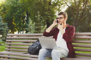 Dalgın adam açık havada Evet