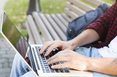 Erkek el laptop closeup açık havada