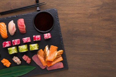 Çeşitli suşi, maki ve rulo rustik ahşap zemin üzerine