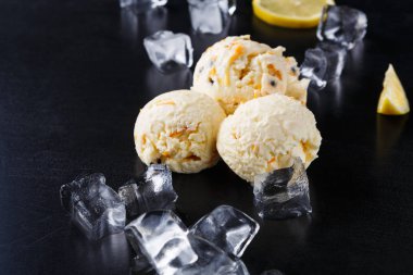 Siyah arka plan üzerine buzlu dondurma kaşık toz