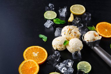 Siyah arka plan üzerine buzlu dondurma kaşık toz