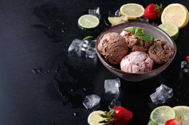 Porsiyon meyve siyah ile dondurma kaşık toz