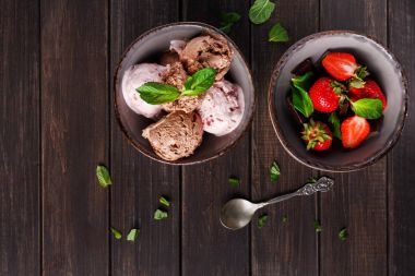 Dondurma ve ahşap üzerine çilek bölümünü