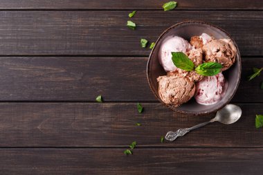 Porsiyon meyve ahşap üzerine dondurma kaşık toz