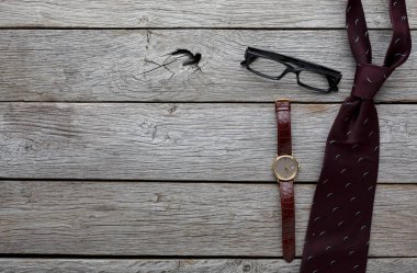 Rustik ahşap arka plan, üstten görünüm üzerinde şık erkek takım