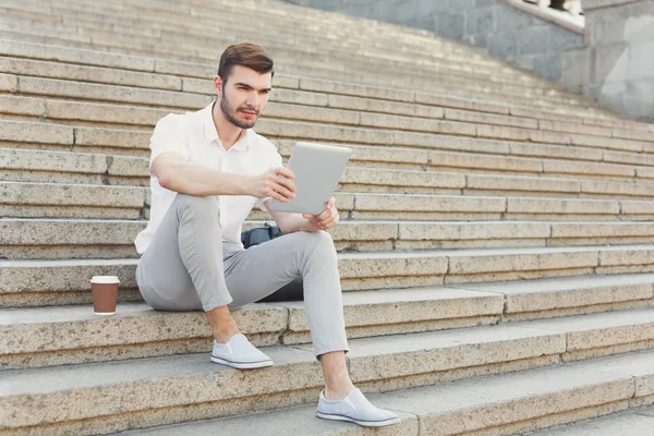 Yakışıklı düşünceli işadamı tablet açık havada kullanma