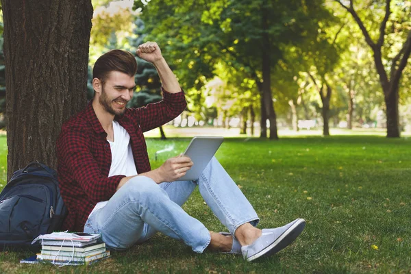 Estudante de sucesso feliz com braço levantado no ar — Fotografia de Stock