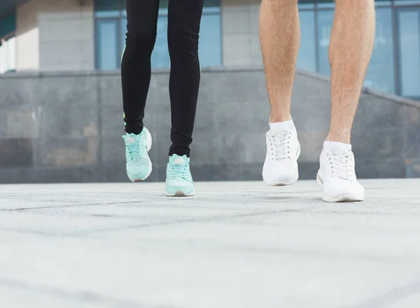 実行している男性と女性の足のクローズ アップ — ストック写真