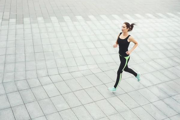 Mujer joven corriendo en el espacio de copia de la ciudad — Foto de Stock