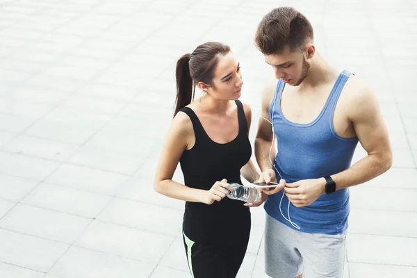 Glücklicher Mann und Frau, die eine Pause machen — Stockfoto