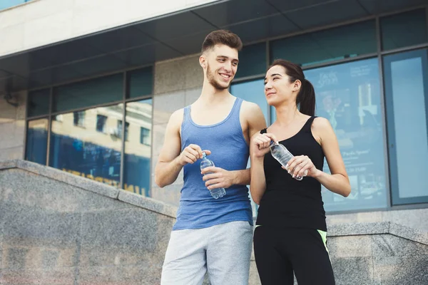 Frau und Mann haben Pause, trinken Wasser — Stockfoto