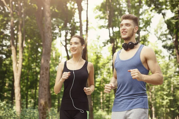 Genç kadın ve erkek yeşil park, kopya alanı koşu