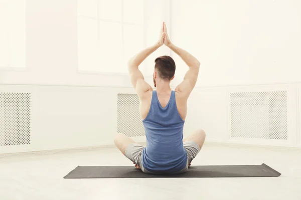 Uomo yoga di formazione in posa di loto, spazio copia — Foto Stock