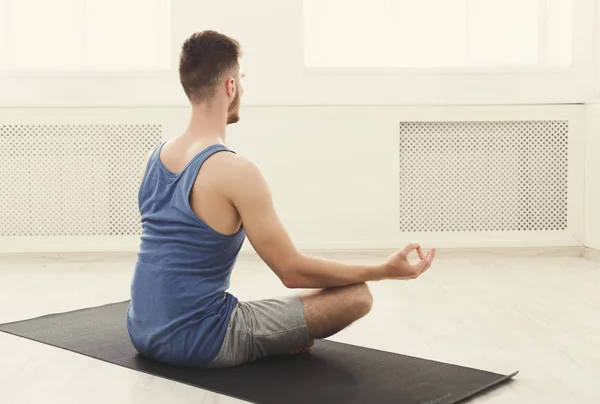 Hombre entrenando yoga en pose de loto, copiar espacio — Foto de Stock