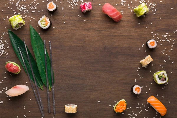 Asijské potraviny rám na dřevěné pozadí — Stock fotografie