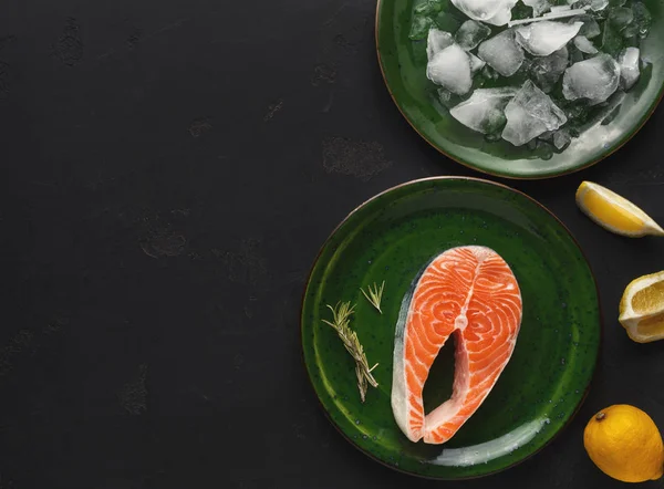 Koyu arka plan üzerinde buz ile taze somon