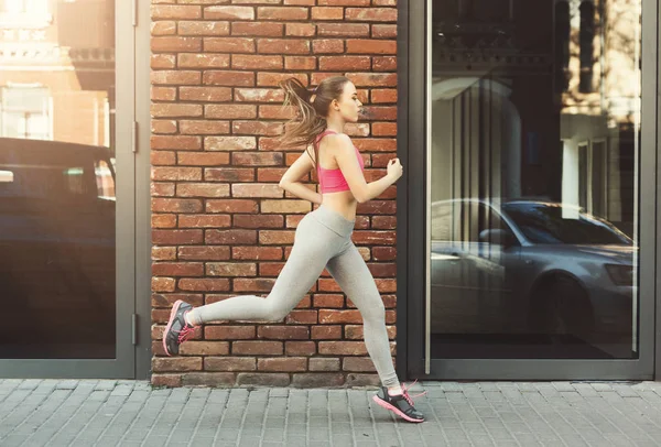 若い女性で都市コピー空間、ジョギング — ストック写真