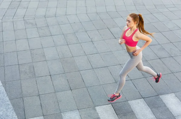 Young woman jogging in city copy space — Stock Photo, Image