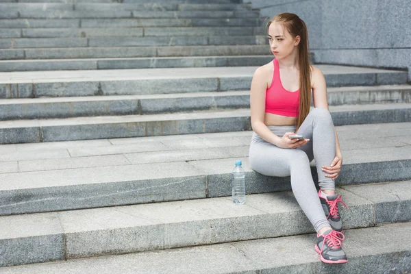 女性のランナーが休憩にあります。 — ストック写真