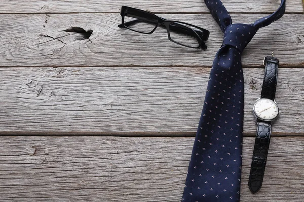 Conjunto de hombres elegantes sobre fondo de madera rústica — Foto de Stock