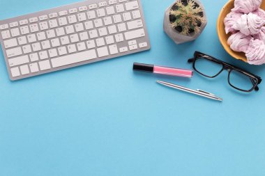 Boşluk klavye üzerinde mavi arka plan ile çalışma