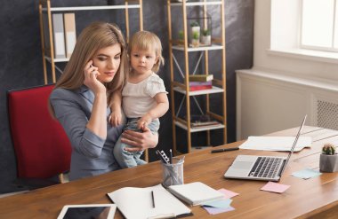 Telefonla konuşurken genç anne holding bebek