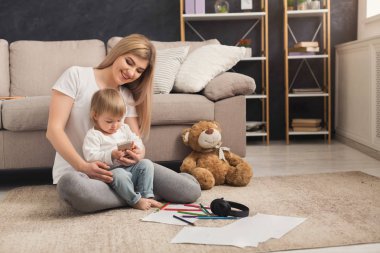 Mutlu anne kızıyla birlikte vakit