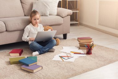 Küçük kız katta oturan laptop, ödev