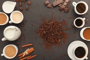 Üstten Görünüm çeşitli kahve fincanı, dağınık fasulye ve Baharatlar, bac üzerinde