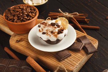 Çeşitli tatlı davranıyor: kek ve çikolata barlar üzerinde karanlık rustik ta