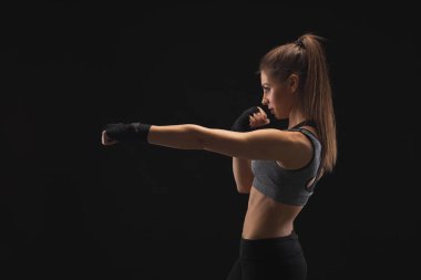 Boks bandaj ile muhteşem genç kadın