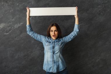 Boş beyaz bayrak tutan genç kadın