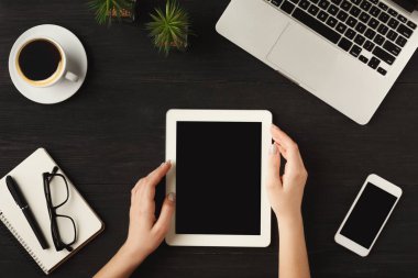 Kadının ellerini dijital tablet, üstten görünüm kullanma