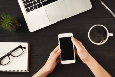Kadının el smartphone, üstten görünüm kullanma