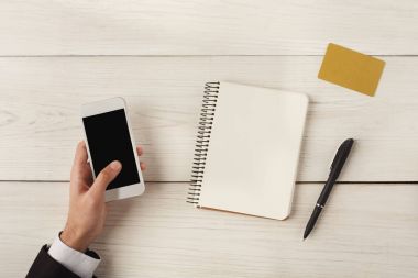Holding bir smartphone, üstten görünüm eller mans