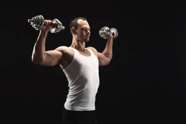 Dumbbell aidatı kas vücut ile güçlü atletik erkek