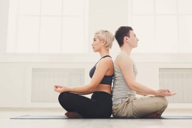 Genç çift meditasyon birlikte, arka arkaya