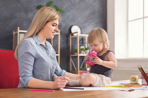 Madre dibujando con su hija —  Fotos de Stock