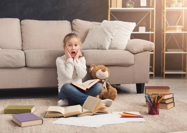 Niña con libro y su juguete favorito en casa —  Fotos de Stock